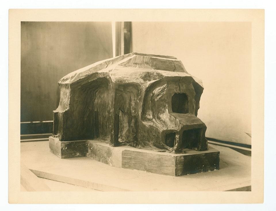 Model of the second Goetheanum (photo Otto Rietmann, Rudolf Steiner Archiv) and detail of the limestone rock from the Jura Mountains, near which stands the building designed by Rudolf Steiner.
Model of the second Goetheanum (photo Otto Rietmann, Rudolf Steiner Archiv) and detail of the limestone rock from the Jura Mountains, near which stands the building designed by Rudolf Steiner.
