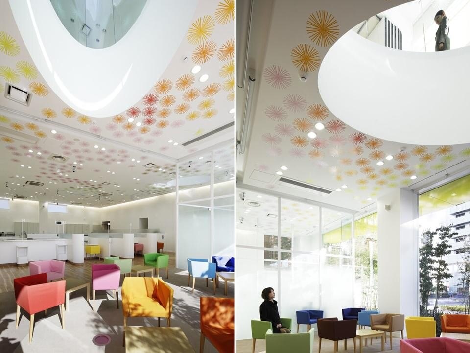 Upon entering the building, three elliptical skylights, set in a ceiling adorned with dandelion puff motifs, bathe the interior in a soft light. Upon entering the building, three elliptical skylights, set in a ceiling adorned with dandelion puff motifs, bathe the interior in a soft light.