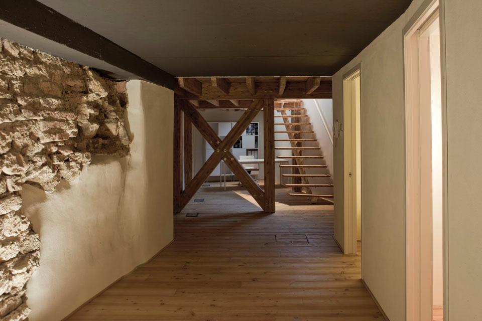 Top image: Details of the bracing and staircase.
Above: The architects highlight the irregular texture of the original ancient walls. Top image: Details of the bracing and staircase.
Above: The architects highlight the irregular texture of the original ancient walls.