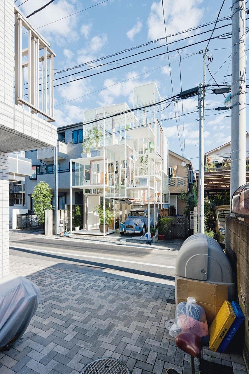 In a locally typical urban
situation, electrical cables
pass close to the building and
a cantilever on the ground
floor is the only way to
integrate the parking lot. In a locally typical urban
situation, electrical cables
pass close to the building and
a cantilever on the ground
floor is the only way to
integrate the parking lot.
