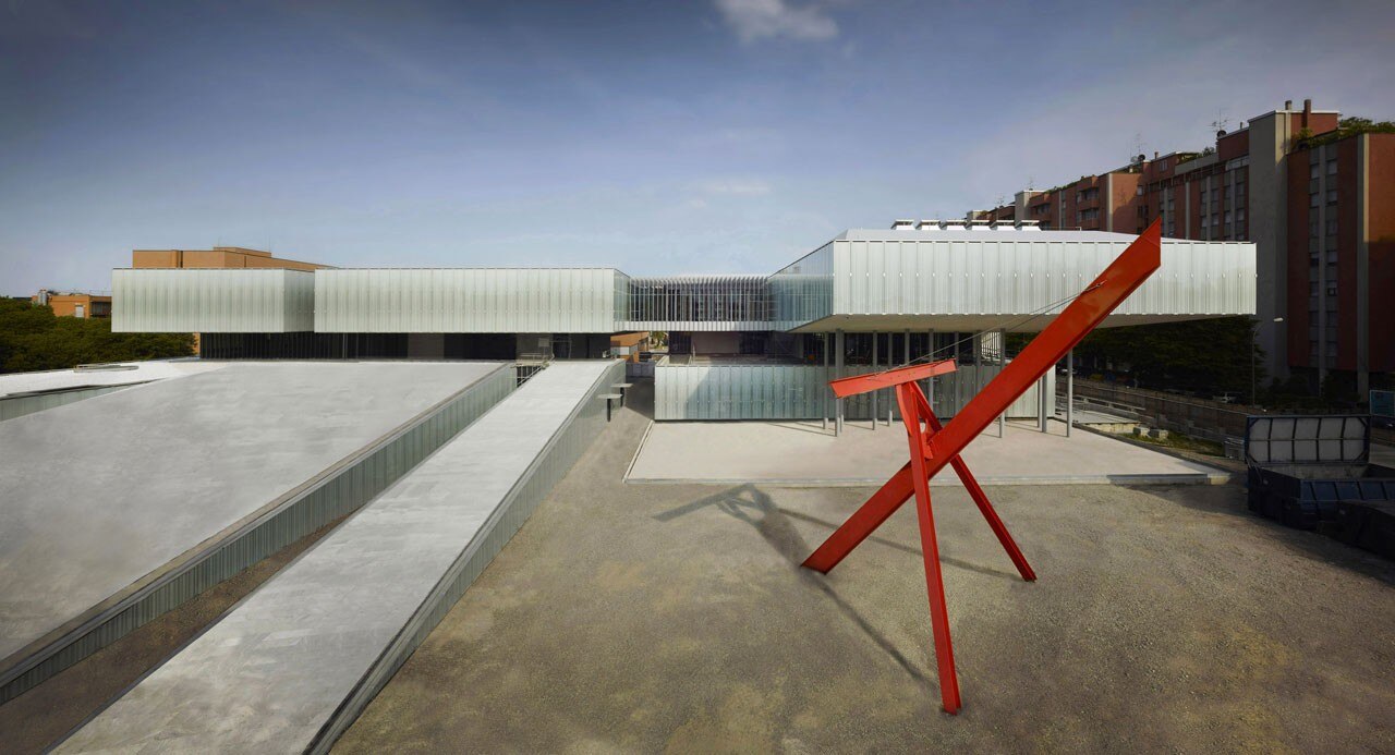 MAST Bologna, la facciata con l'opera di Mark Di Suvero MAST Bologna, la facciata con l'opera di Mark Di Suvero