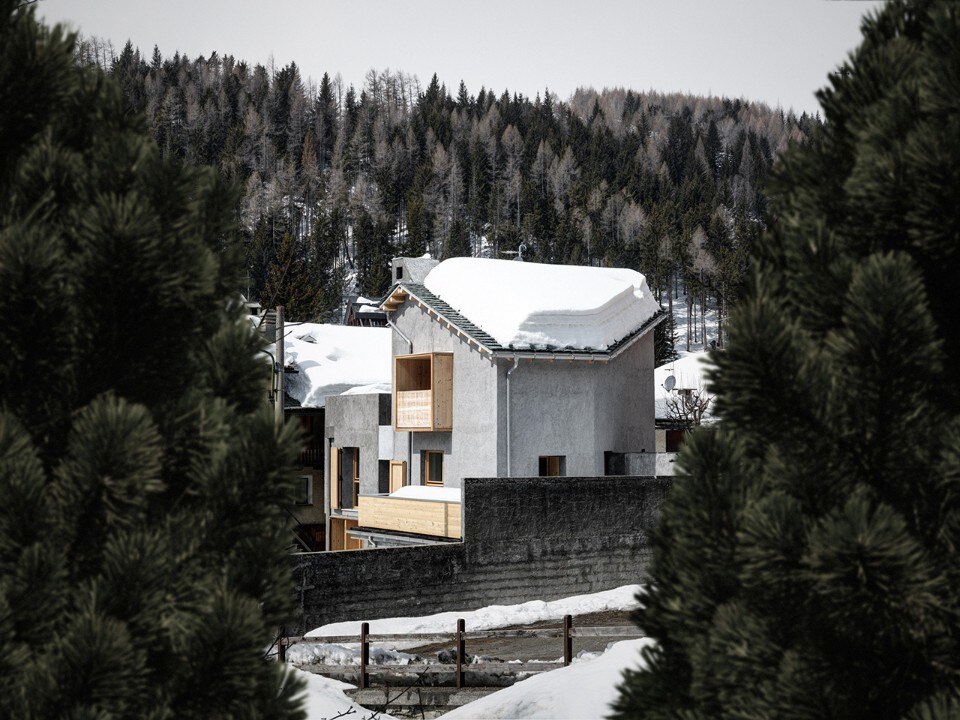 Fir wood and grey rustic plaster to renovate an alpine house