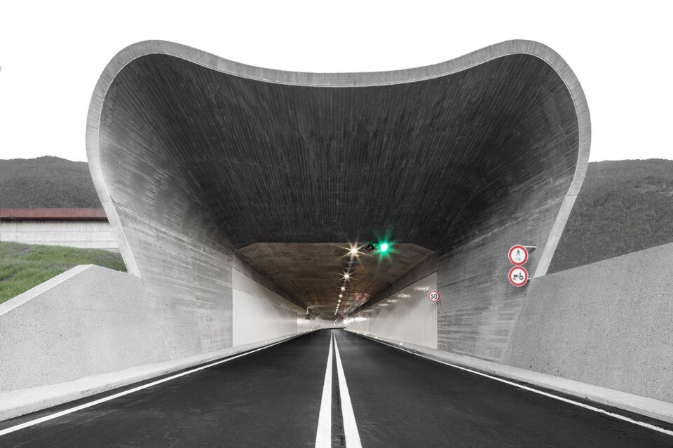 A discreet and sculptural ring road in the Alps