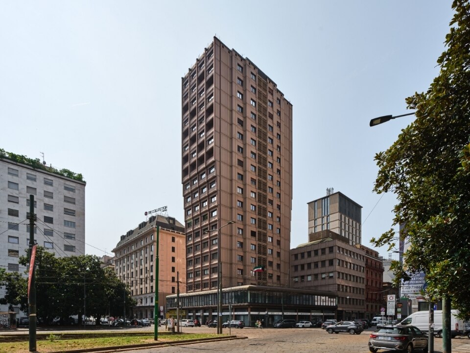 Discovering Milan on foot: the architectures and skyscrapers of Repubblica