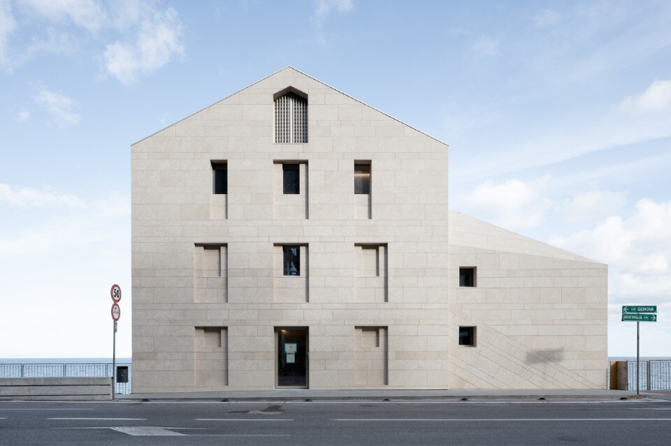 An abandoned lighhouse becomes a solitary house