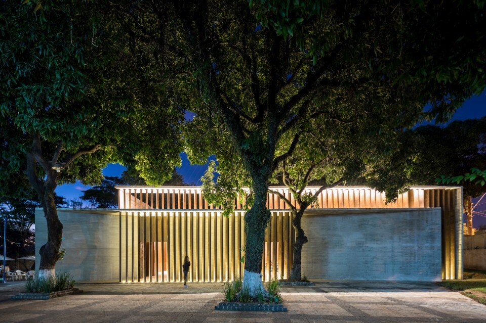 Cement and wood redefine the atmosphere of an exotic synagogue