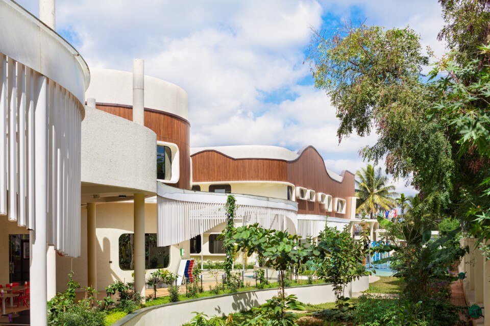 Organic forms and wide open spaces in a Montessori school in India