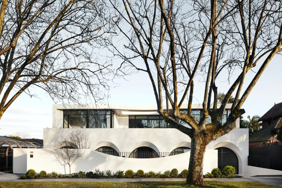 Arches and dramatic splay in a luxury residence in Melbourne