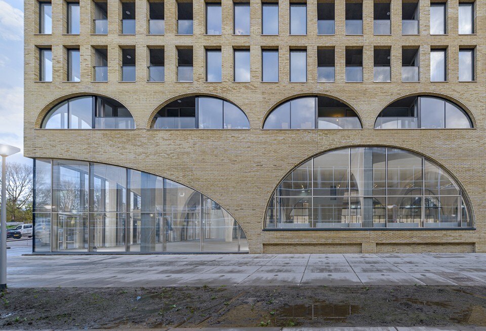 Re-thinking public spaces: 86 concrete arches in Amsterdam