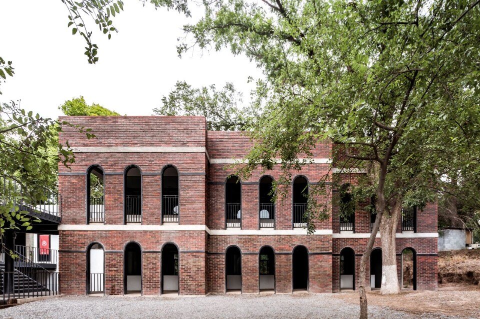 Mexico. A university campus defined by arches and modular volumes