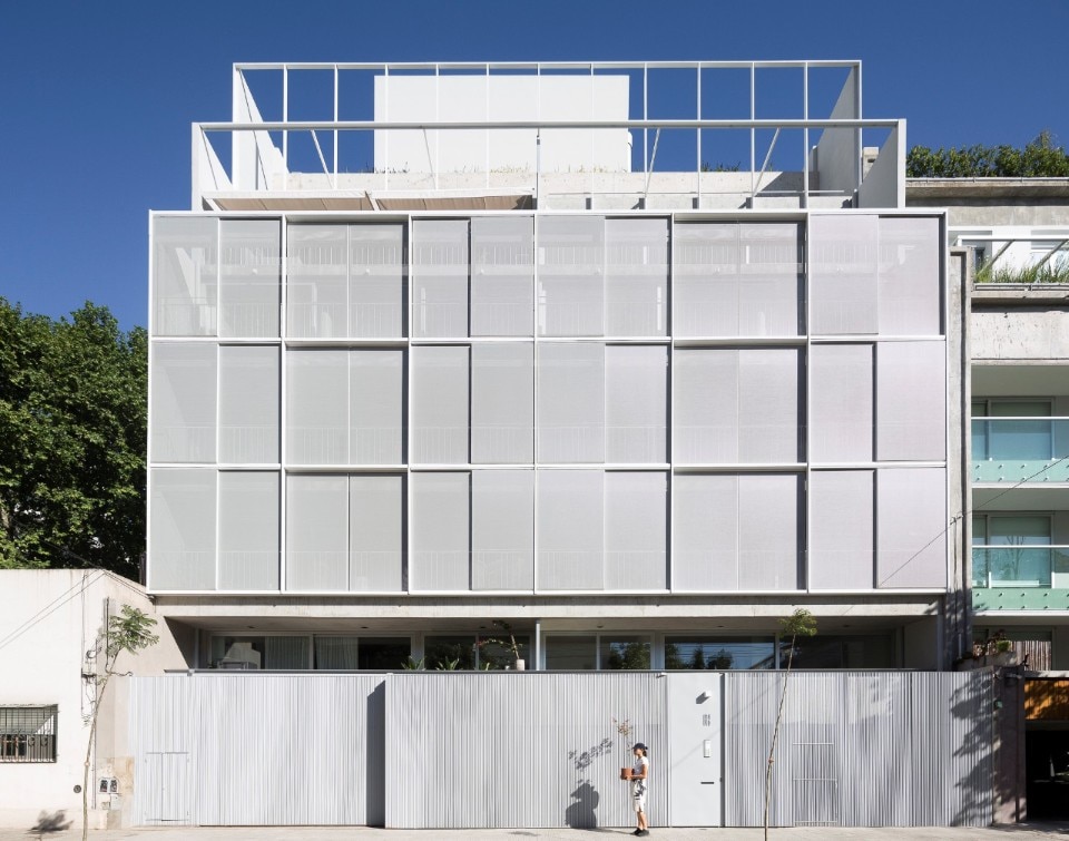 Transparency and opacity dialogue in the facade of a house in Argentina