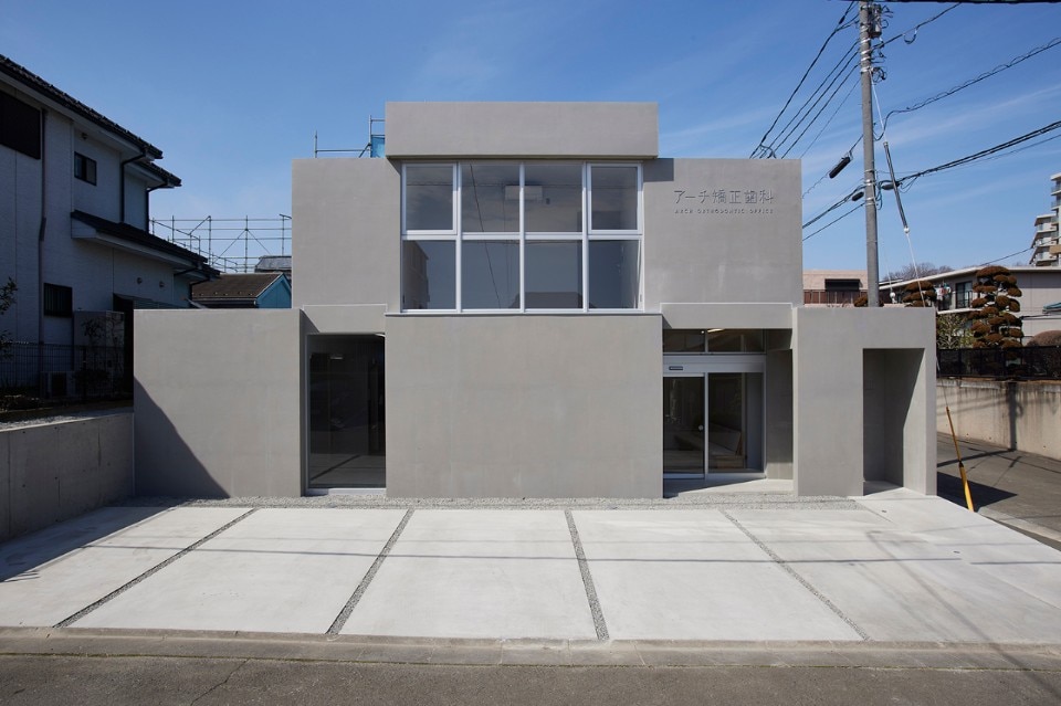 Volumes of different proportions define a two-story dentist’s office