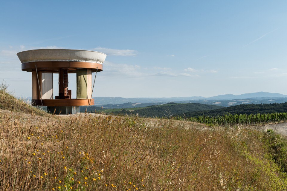 Among Tuscan vineyards, a housing prototype for luxury tourism