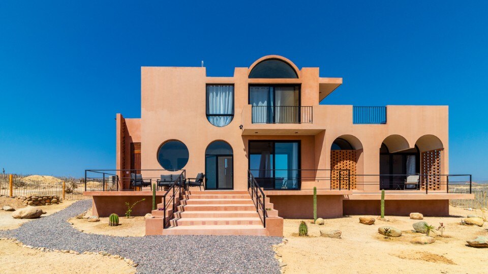 A home between the ocean and the mountains in Baja California