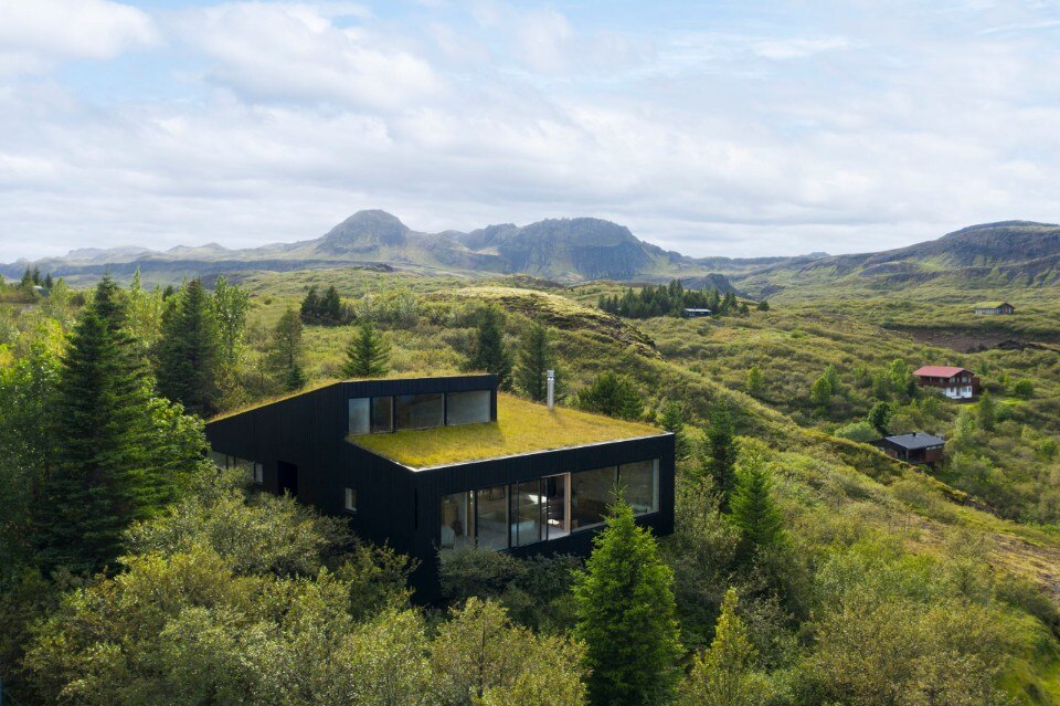 Holiday home in Þingvallavatn: a mimetic refuge between lakes and mountains