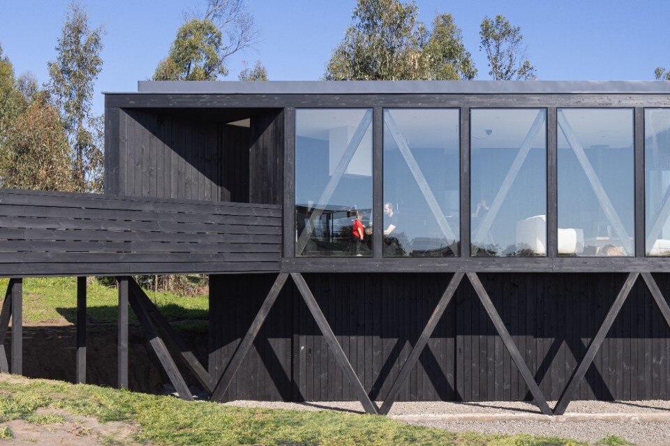 A house in Chile, conceived as a “land boat” for an oceanic region