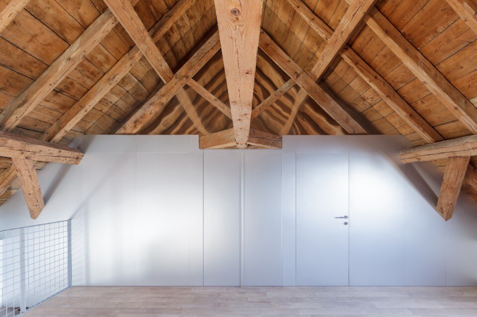 Aluminum and antique wood: the renovation of a “maison forte” in France