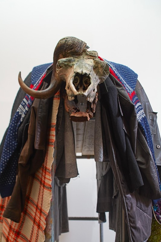 Img.6 Jimmie Durham, Wild Boar, 2017, 151 x 65 x 111 cm, Boar skull, Murano glass, steel, stainless steel, wood, plastic, car paint (chameleon), Courtesy of the artist and kurimanzutto, Mexico. Photo Nick Ash Img.6 Jimmie Durham, Wild Boar, 2017. Photo Nick Ash
