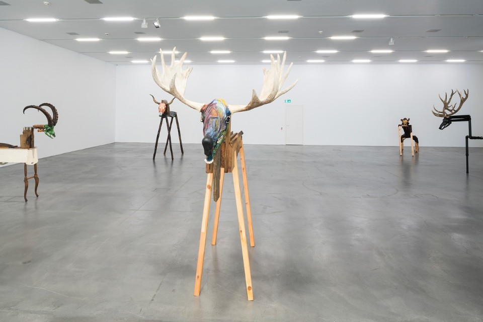 Img.7 “Jimmie Durham: God’s Children, God’s Poems”, exhibition view, Migros Museum für Gegenwartskunst, Zurich, 2017. Courtesy of the artist and kurimanzutto, Mexico. Photo Lorenzo Pusterla Img.7 “Jimmie Durham: God’s Children, God’s Poems”, exhibition view, Migros Museum für Gegenwartskunst, Zurich, 2017