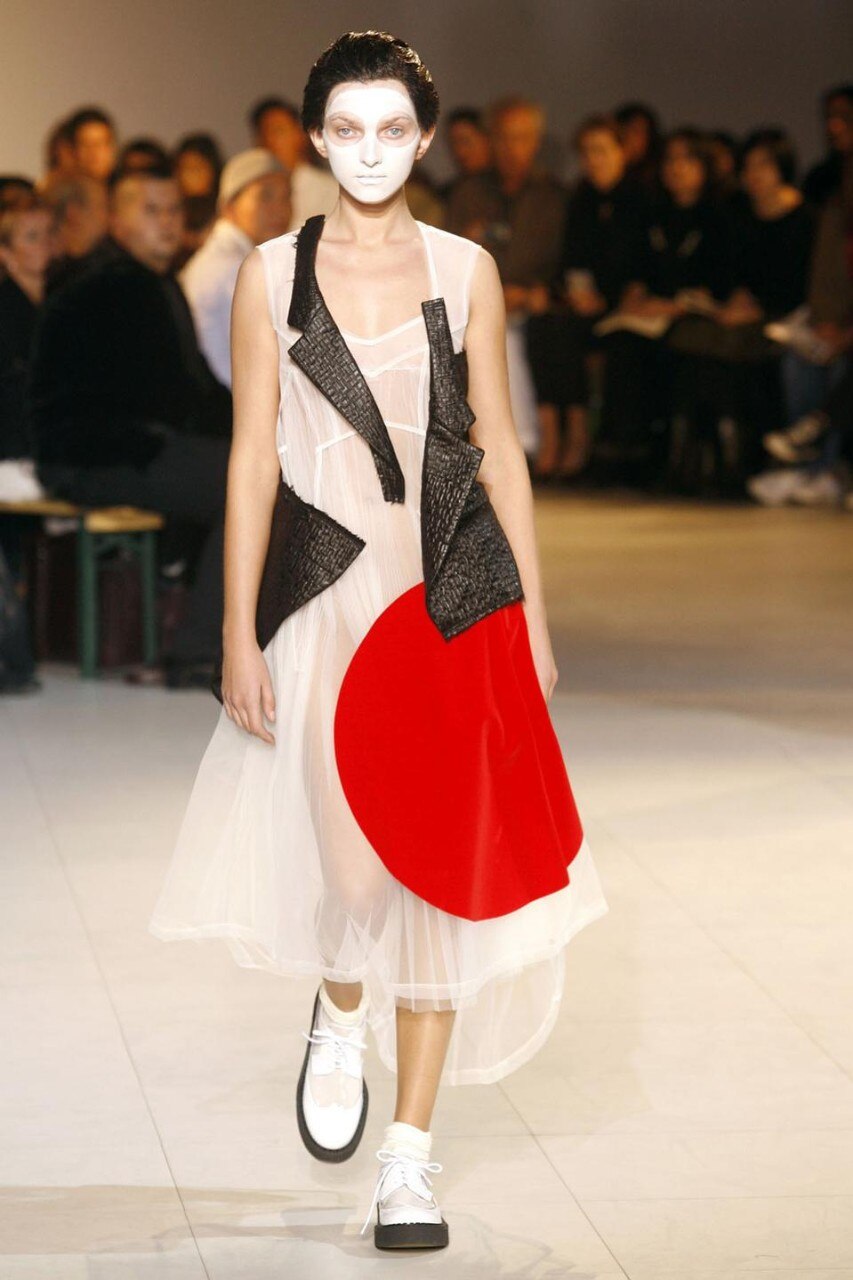 Rei Kawakubo, Comme des Garçons. Spring/Summer 2007. Photo © Anthea Simms Rei Kawakubo, Comme des Garçons. Spring/Summer 2007. Photo © Anthea Simms