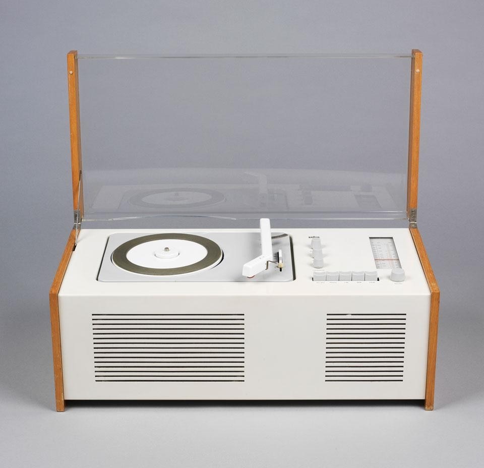 Hans Gugelot and Dieter Rams, <em>Braun SK4</em>, radio and record player, 1958.
Museu de les Arts Decoratives de Barcelona-DHUB
Hans Gugelot and Dieter Rams, <em>Braun SK4</em>, radio and record player, 1958.
Museu de les Arts Decoratives de Barcelona-DHUB