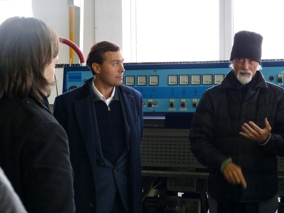 Top: Leon Jakimic. Above: Leon Jakimic and Ross Lovegrove while the latter explains the product he designed for Lasvit, which pushed the boundaries of mold-making for <em>Liquid Crystal</em> Top: Leon Jakimic. Above: Leon Jakimic and Ross Lovegrove while the latter explains the product he designed for Lasvit, which pushed the boundaries of mold-making for <em>Liquid Crystal</em>