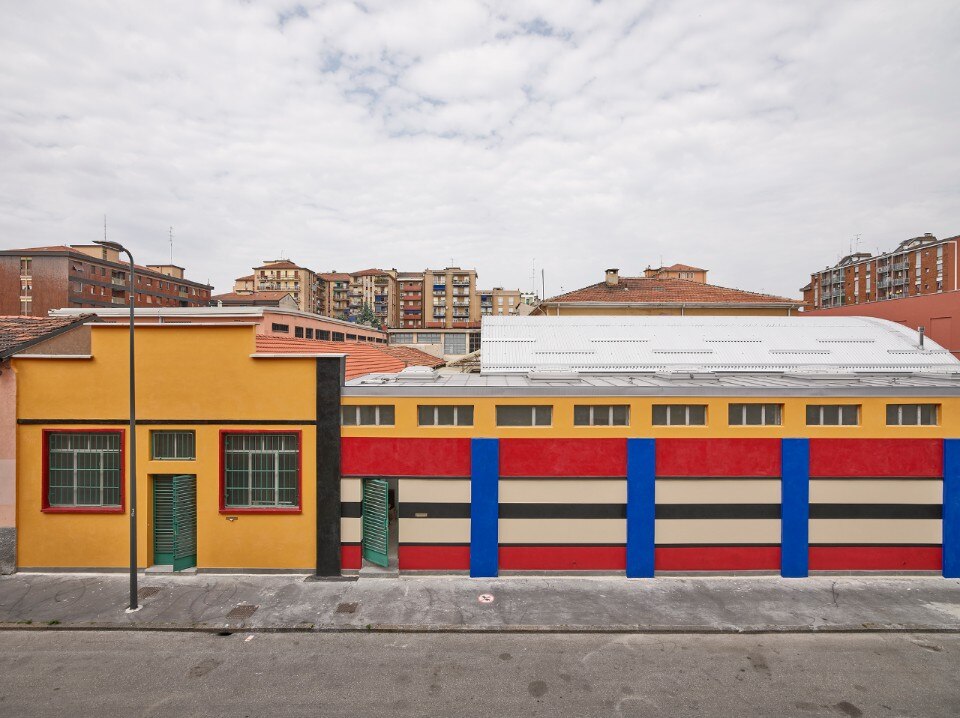 A wall drawing by Nathalie du Pasquier on the facade of Assab One