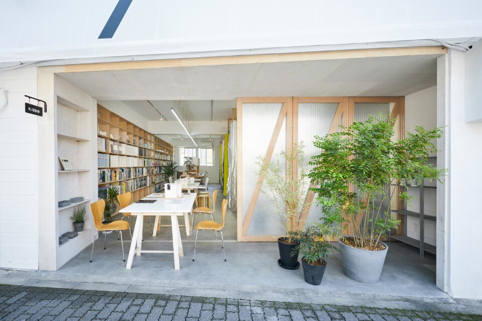 The permeable and flexible entrance of a Japanese atelier