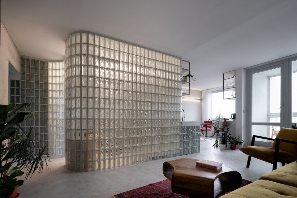 Transparencies and modularity shape an apartment in Prague