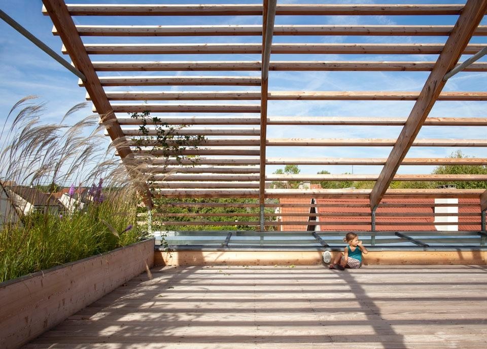 The ceiling slats of the porch, from the Eco-Sustainable House by Djuric Tardio Architectes. The ceiling slats of the porch, from the Eco-Sustainable House by Djuric Tardio Architectes.