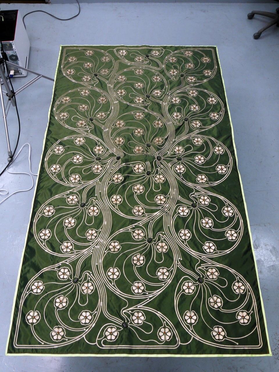 The blanket embodies simultaneously
a physical and digital
presence The blanket embodies simultaneously
a physical and digital
presence