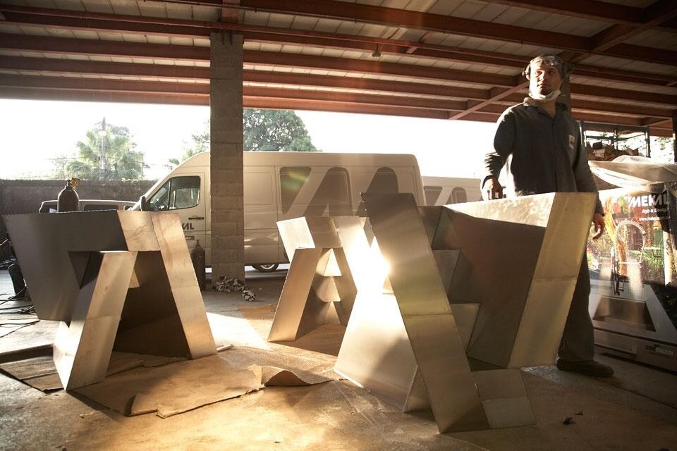 Assembling the <em>Reach</em> sculpture. Photo © Dror for Love & Art Children Foundation Assembling the <em>Reach</em> sculpture. Photo © Dror for Love & Art Children Foundation