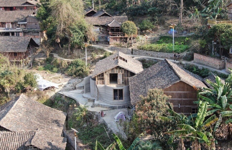 An abandoned wooden house is renovated thanks to 3D printing