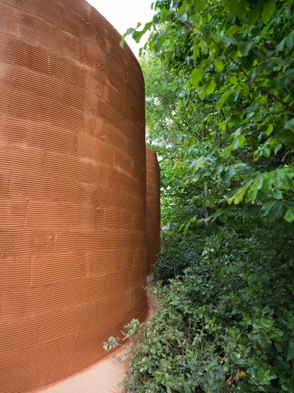 Fig.8 Il padiglione realizzato da Pezo Von Ellrichshausen e Christian Boltanski all’interno del giardino del museo MAC VAL a Vitry sur Seine Fig.8 Il padiglione realizzato da Pezo Von Ellrichshausen e Christian Boltanski all’interno del giardino del museo MAC VAL a Vitry sur Seine