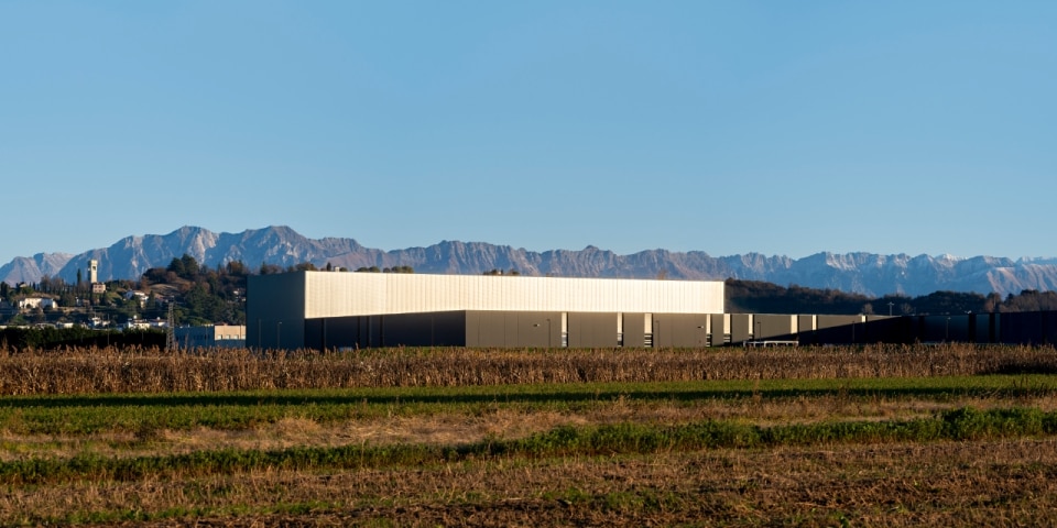 Progettare con l’ombra: come Pratic ha trasformato una complesso industriale in un’opera di land art 