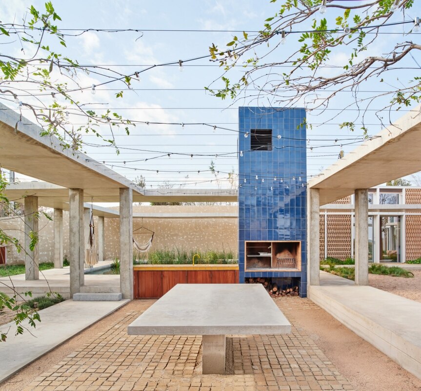 Una casa in Catalogna ripensa l’idea della villa mediterranea