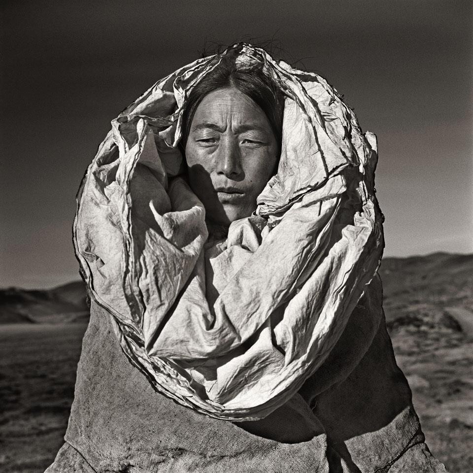 Ma Ke, Wu Yong collection, 2008. Abiti voluminosi e scultorei che mettono in risalto le qualità organiche dei materiali e il valore del fatto a mano Ma Ke, Wu Yong collection, 2008. Abiti voluminosi e scultorei che mettono in risalto le qualità organiche dei materiali e il valore del fatto a mano