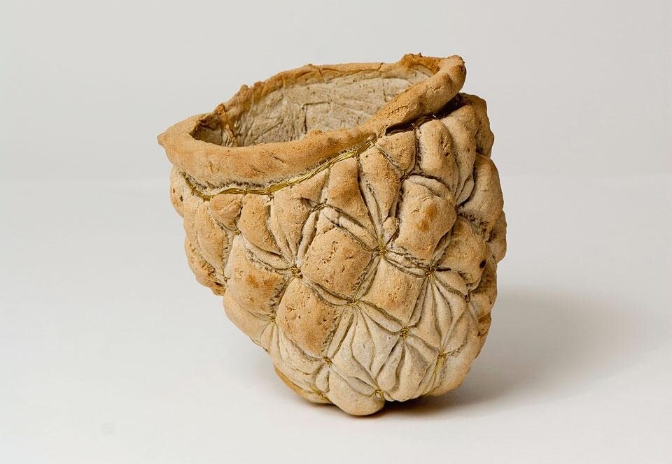 Container di terracotta della serie Quirky, 2011, creata dalla designer israeliana Talia Mukmel ispirandosi a materiali e tecniche artigianali delle tribù africane Container di terracotta della serie Quirky, 2011, creata dalla designer israeliana Talia Mukmel ispirandosi a materiali e tecniche artigianali delle tribù africane