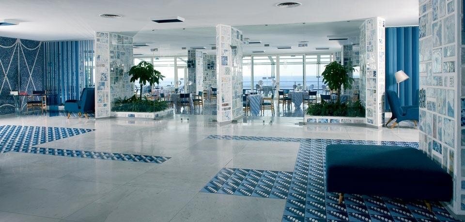 In apertura e qui sopra: Gio Ponti, Hotel Parco dei Principi, Sorrento 1962. Viste della hall
In apertura e qui sopra: Gio Ponti, Hotel Parco dei Principi, Sorrento 1962. Viste della hall