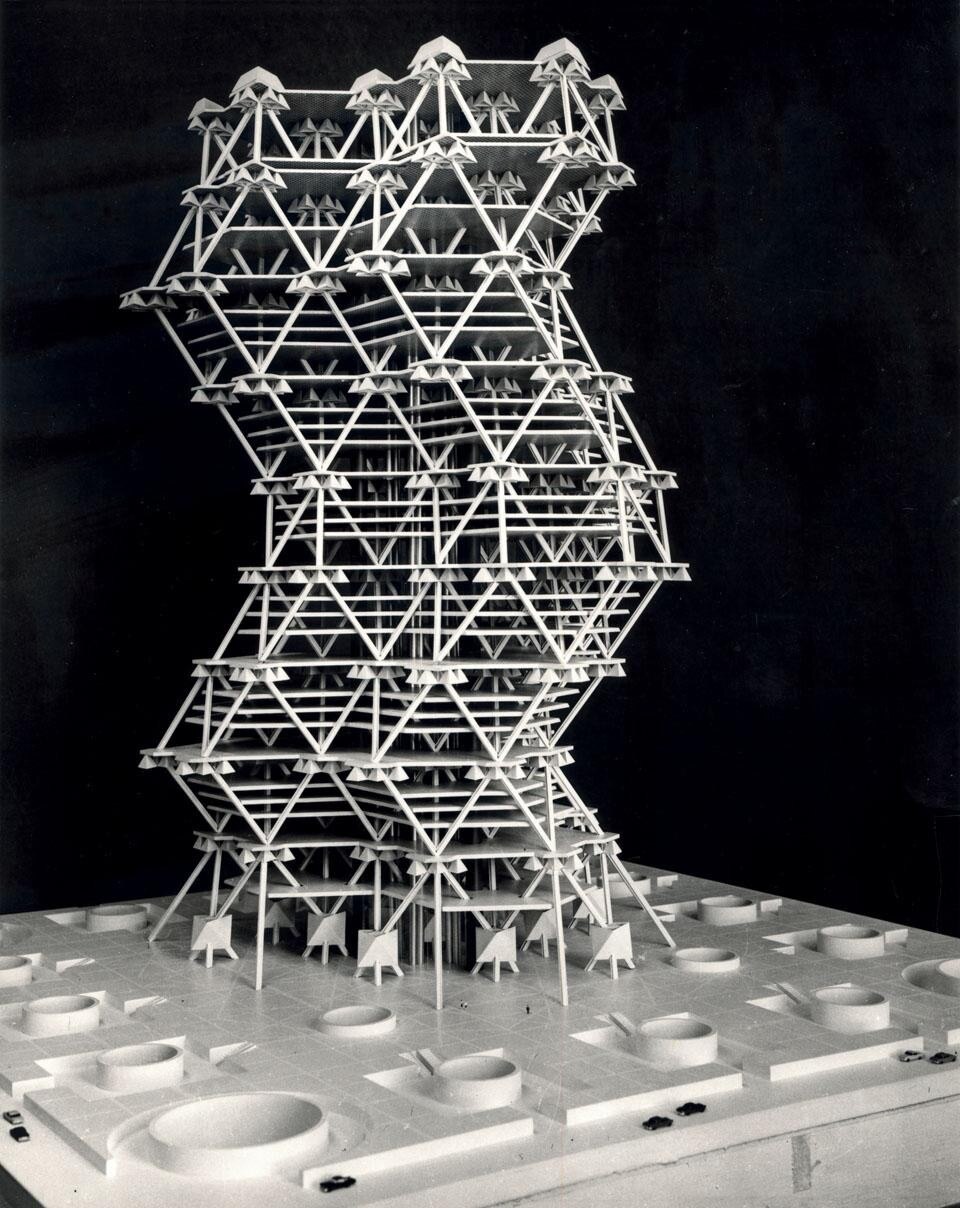 La City Tower, progettata da Louis Kahn con Anne Tyng a Filadelfia (1952—1957) e mai realizzata, è un grattacielo geodetico reso stabile da solette in cemento a forma di tetraedro. La City Tower, progettata da Louis Kahn con Anne Tyng a Filadelfia (1952—1957) e mai realizzata, è un grattacielo geodetico reso stabile da solette in cemento a forma di tetraedro.