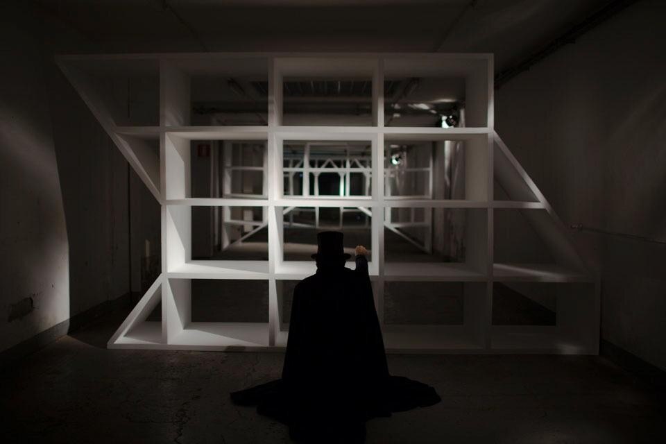 Come affermano i due studi, ricordando alcune atmosfere dell’architettura radicale italiana, “Riti planetari è una caleidoscopica narrazione urbana. Con una serie di reticoli geometrici rievoca le immagini di edifici monumentali e architetture parassite, spazi millenari e strutture temporanee che si offrono come palcoscenici per riti e cerimonie sconosciute.” Come affermano i due studi, ricordando alcune atmosfere dell’architettura radicale italiana, “Riti planetari è una caleidoscopica narrazione urbana. Con una serie di reticoli geometrici rievoca le immagini di edifici monumentali e architetture parassite, spazi millenari e strutture temporanee che si offrono come palcoscenici per riti e cerimonie sconosciute.”