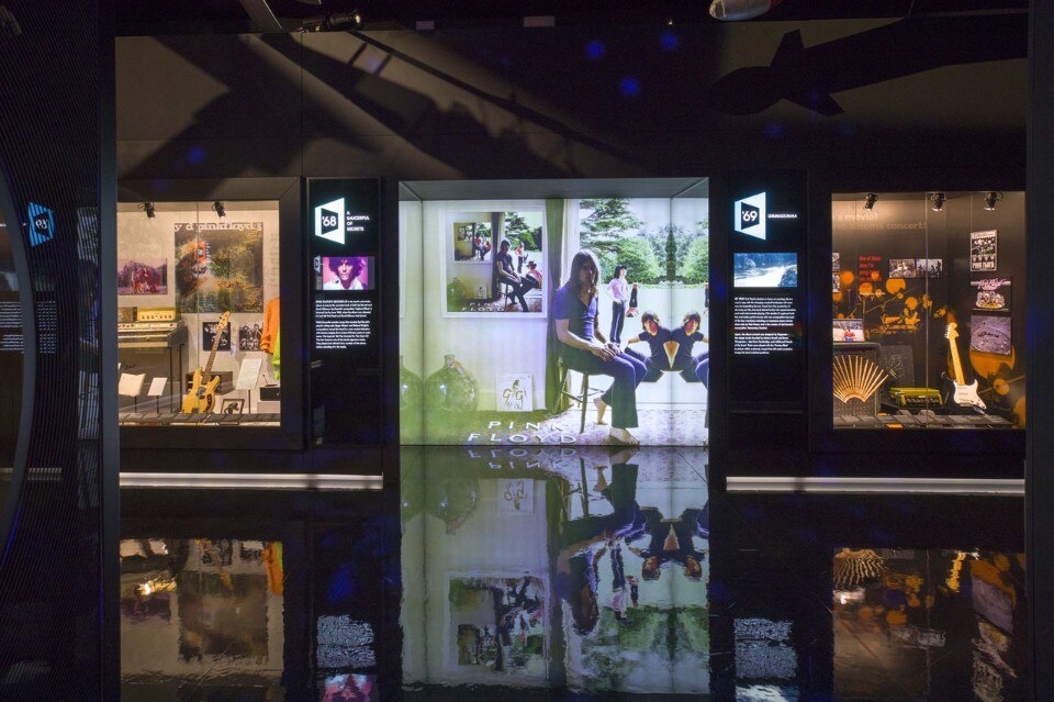 "The Pink Floyd Exhibition: Their Mortal Remains", veduta della mostra, V&A, Londra, 2017 "The Pink Floyd Exhibition: Their Mortal Remains", veduta della mostra, V&A, Londra, 2017