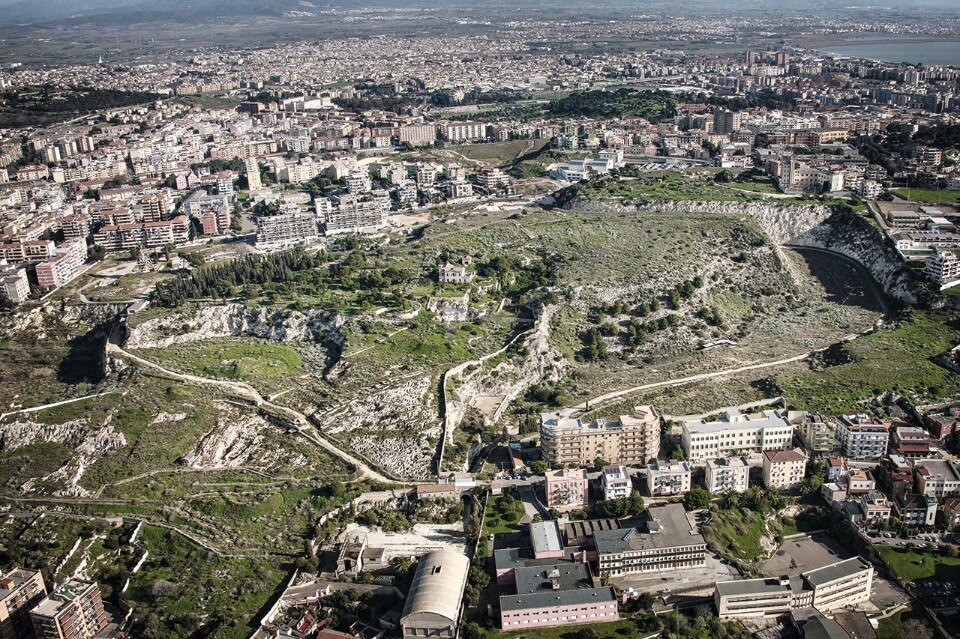 Il parco con la Necropoli di Tuvixeddu a Cagliari Il parco con la Necropoli di Tuvixeddu a Cagliari