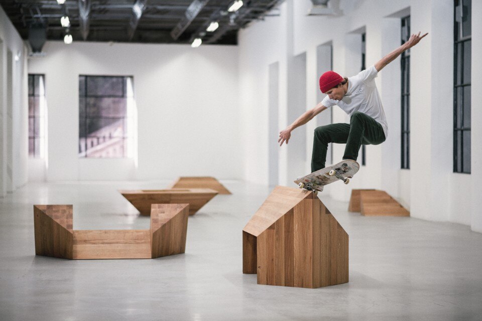 Raphaël Zarka, Paving Space, 2016, sculture strumentali in legno di quercia. Skater: Sylvain Tognelli. Foto Maxime Verret. Produzione Carhartt WIP, Courtesy Raphaël Zarka e Michel Rein, Parigi/Bruxelles Raphaël Zarka, Paving Space, 2016, sculture strumentali in legno di quercia. Skater: Sylvain Tognelli. Foto Maxime Verret. Produzione Carhartt WIP, Courtesy Raphaël Zarka e Michel Rein, Parigi/Bruxelles