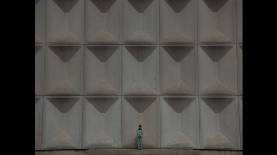 Bad Bunny balla su un edificio brutalista del maestro della Bauhaus, Marcel Breuer