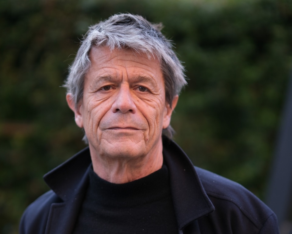 Cos’è una casa? A tu per tu con Emmanuel Carrère sul suo ultimo libro Kolchoz