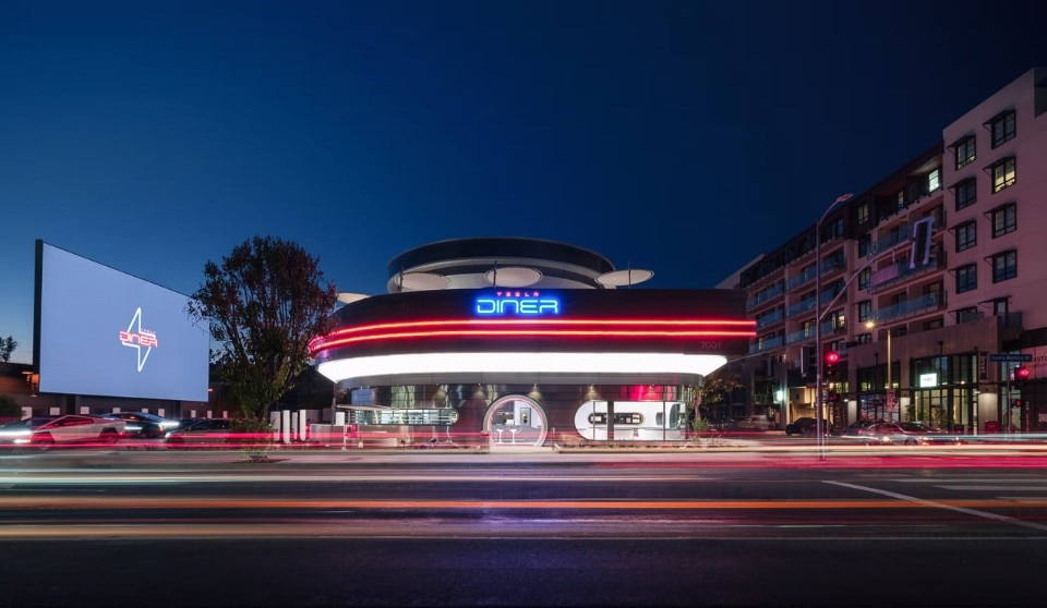 Tesla ha finalmente aperto il suo primo diner
