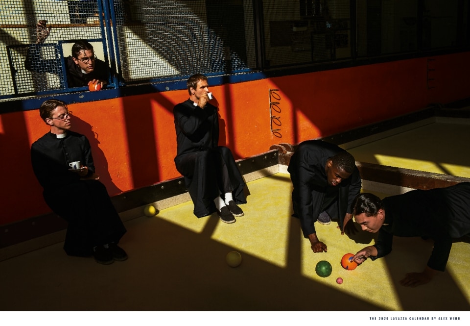 Calendario Lavazza 2026: la Dolce Vita di Alex Webb che cattura la bellezza nel caos